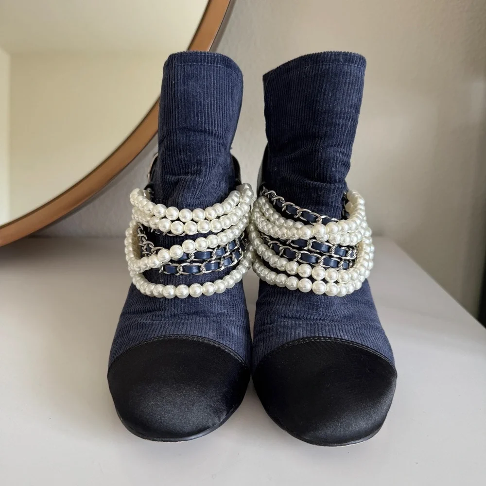 Chic Navy CC Designer Ankle Boots with Pearl Accents Size 37 - Picture 3 of 5